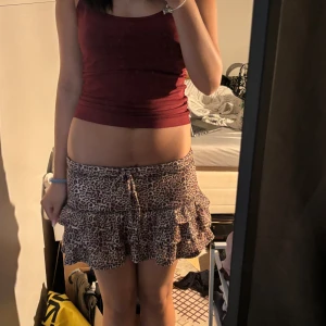 kjol - säljer denna leopard kjolen som är super fin och inte använd mycket alls! stl s! från urban outfitters. köpt för 450kr