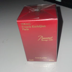 Baccarat Rouge 540 Extrait 70ml - Lyxig parfym från Maison Francis Kurkdjian, Baccarat Rouge 540 Extrait de Parfum i 70ml. Förpackningen är djupt röd med gulddetaljer och elegant design. En ikonisk doft som utstrålar exklusivitet och stil, perfekt för dig som vill sticka ut. Jag säljer pga jag råkade köpa fel variant av perfymen till lillsyrran så nu vill hon ha en annan perfym istället annars doftar den sött och är perfekt till både tjej och kille behöver pengar snabbt och därför säljer jag denna oöppnade perfym för så bra pris