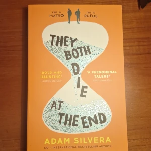They Both Die at the End - En gripande berättelse om Mateo och Rufus, två främlingar som får veta att de kommer dö inom 24 timmar. De möts via en app för att uppleva ett sista äventyr tillsammans. Perfekt för unga vuxna som gillar känslostarka och tankeväckande historier. På engelska! Helt ny!