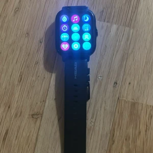 Svart smartklocka från HEAD - Säljer en fullt fungerande HEAD smartklocka i fint skick. Batteriet håller bra och alla funktioner fungerar som de ska. Några små repor finns, men inget som stör. Knappt använd – säljer då jag fått en likadan.  Funktioner: pulsmätare, stegräknare, notiser, träningslägen, sömnövervakning m.m. Passar både iOS & Android. Laddkabel medföljer. Pris kan diskuteras vid snabb affär.  Skicka gärna ett meddelande vid intresse!
