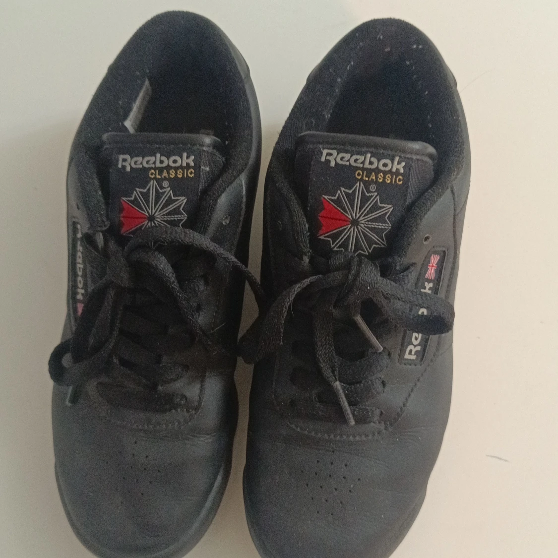 Svarta Reebok Classic sneakers