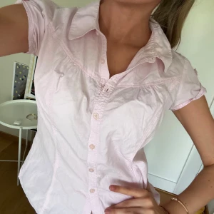 Ljusrosa kortärmad skjorta🩷🩷 - Såååå söt o somrig ljusrosa kortärmad skjorta/blus, aldrig använd!!🩷😝🥰🍓