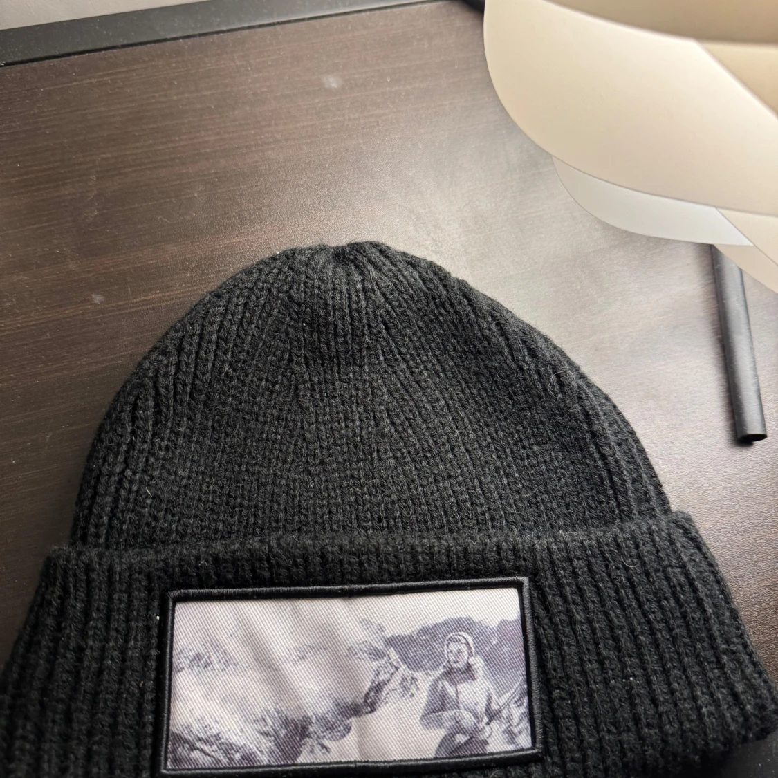 Svart ribbad mössa med tryck