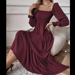 Vinröd klänning - Vinröd klänning med mycket bra kvalite. Storleken är justerbar, det passar även för dem som är XS-S-M. Priset kan diskuteras. 