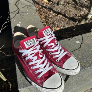 Röda Converse All Star - Snygga röda Converse All Star sneakers med klassisk design. Skona är i jättebra skick nästan aldrig använda. Storlek 46. Jätte fina skor till sommaren 
