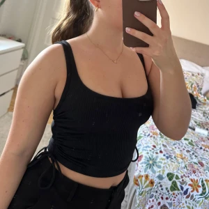 Topp från bershka - Superfint svart linne som endast är använt 1 hång