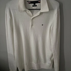 Tommy Hilfiger cashmere tröja - Säljer nu denna snygga cashmere tröja pga för liten, Använt max 1-2 gånger, skick 10/10, Nypris runt 1000-1300. Skriv dm vid intresse 