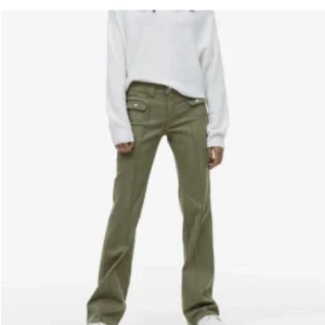 Olivgröna jeans - Jätte snygga slutsålda och väldigt eftertraktade jeans från hm som är i jättefint skick och nästan aldrig använda