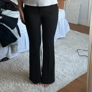 Kostymbyxor från Zara  - Helt okej skick, men inga tydliga defekter! Inte så stretchiga men väldigt fina! Jag är 1,68🖤🥰 kan gå ner i pris!