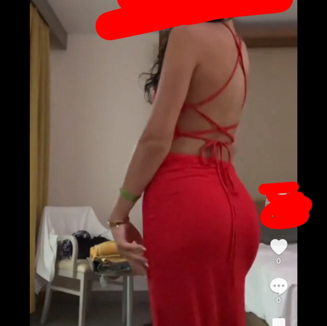 Röd och svart klänning med snörning