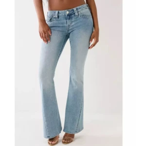 True Religion jeans - Säljer mina True Religion jeans i storlek 27 för dom inte passar💕Inte använda så mycket och därför är dom som nyskick. Nypris 1299kr🥰