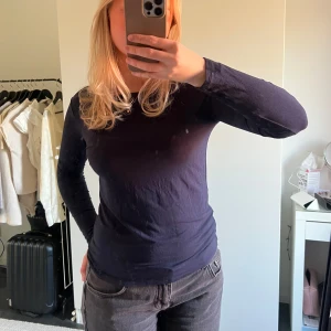 Tröja intimissimi  - Superfin mörkblå långärmad topp från Intimissimi🩷
