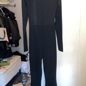 Svart jumpsuit med öppen rygg - Stretchig body som är öppen i ryggen, aldrig använd☺️