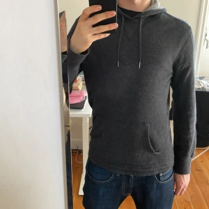 Mörkgrå hoodie från Polo Ralph Lauren - Tja säljer min snygga Ralph lauren hoodie. Jag är 181 och tröjan passar S. Bra skick. Bara skriv om du har någon fråga. 