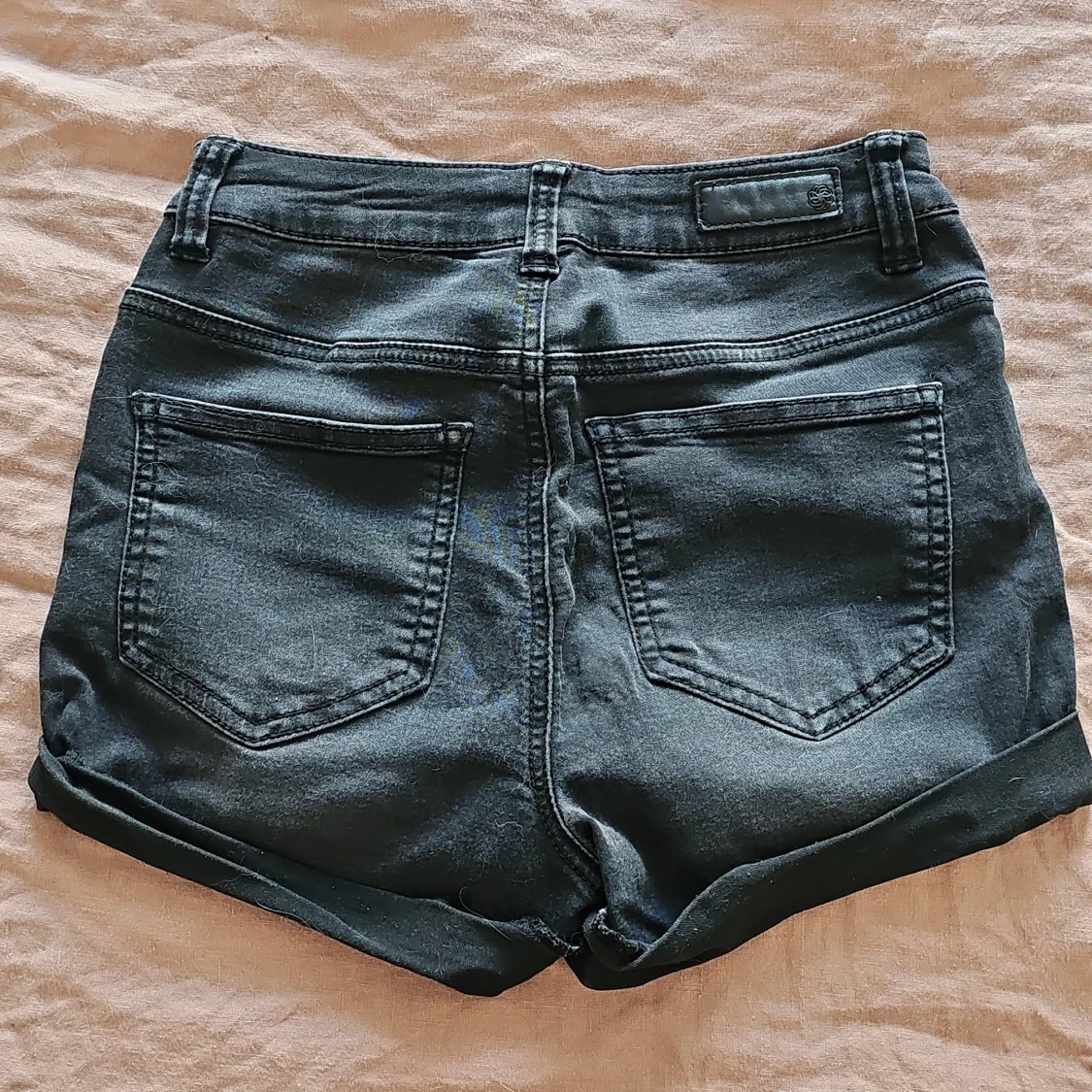 Svarta jeansshorts från Pieces - 1
