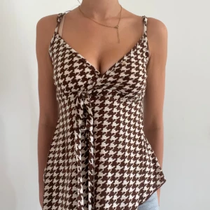 Detaljerad topp  - Säljer denna topp då den aldrig kommit till användning. Mycket fint skick. Jag har vanligtvis xs/s men denna topp är storlek L och sitter som en smäck. 