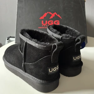 Svarta boots från UGG - Säljer ett par svarta UGG boots i modellen Mini Ultra. De är tillverkade i mocka med en mjuk och varm insida av fårull. Perfekta för kalla dagar och ger en stilren look. Kommer i originalförpackning.