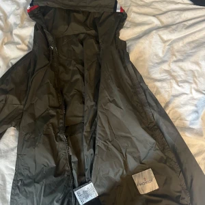 Grön vindjacka från Moncler (GRIMPEURS HOODED WINDBREAKERj - GRIMPEURS HOODED WINDBREAKER från Moncler. Sjukt snygg jacka speciellt nu till våren/sommaren. Med denna jackan fångar du allas blickar garanti. 