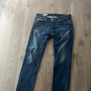 Replay jeans - Snygga Replay grover jeans som är straight fit och i bra skick, storlek 36 34