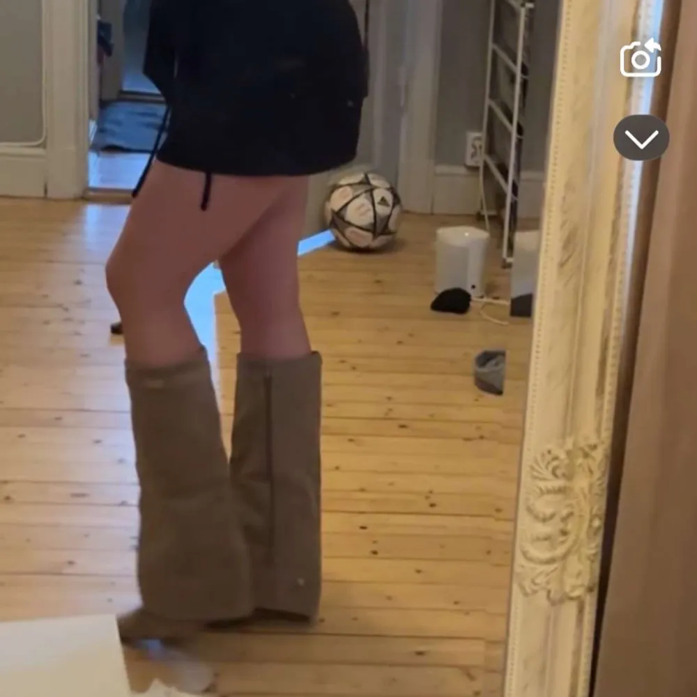 Snygga fold over boots! Köpte åt min flickvän men råkade köpa en storlek för mycket och förvarade de för länge för och skicka tilbaka… Helt helt nya testat bara av tjejen en gång det är Kilklackar!. Kengät.