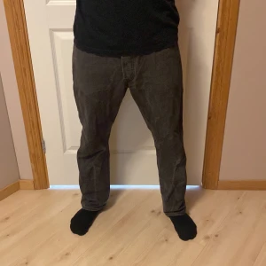 Grå Levis 501 jeans - Säljer ett par klassiska grå Levis 501 jeans. De har en rak passform och är tillverkade i slitstarkt denim. Perfekta för en stilren look. Storlek W34 L30 modellen är 181. Pris 149kr