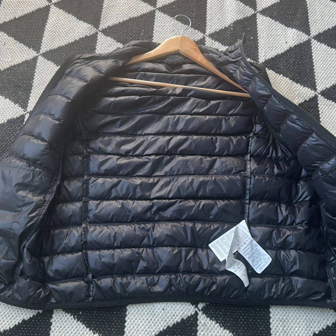 Svart dunväst från EA7 - 1