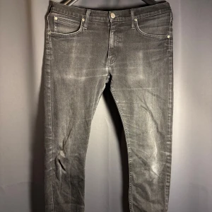 Lee Jeans - Tja, säljer ett par Lee. Skick, 8/10. Storlek 33 passar 33 o 32. Nypris runt 1500, mitt pris är 549 men kan diskuteras vid intresse. Hör av dig vid frågor o funderingar!