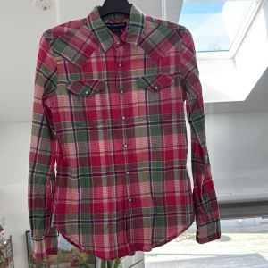 Rutig skjorta från Ralph Lauren Sport - Fin rutig skjorta från Ralph lauren som är i storlek 6 men jag skulle gissa s-M. Fin till svarta jeans. 