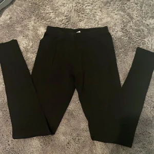 Svarta leggings - Säljer ett par svarta leggings. De kommer från Lindex, storlek 158-164. Skulle säga att de är något små i storleken, fint skick!