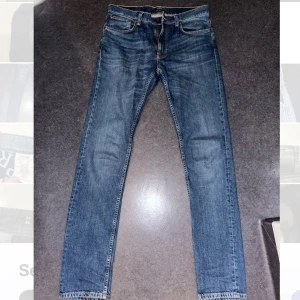 Blå jeans från Nudie Jeans co - Säljer ett par snygga blå jeans från Nudie Jeans. De har en klassisk femficksdesign och är i storlek W34 L36. Perfekta för en stilren look. 