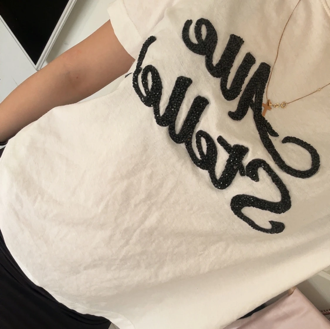 Vit t-shirt med svart text - 1