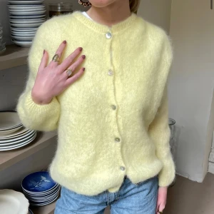 Gul mohair kofta design by si - Mohair kofta som e slut såld från design by si. Strlk M/L. Kan gå ner i pris . Jätte fin gul färg.