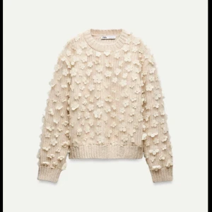 Beige blommig tröja från Zara - Säljer en superfin beige tröja från Zara med 3D-blommor över hela tröjan. Aldrig använd!💗 Passar bra till både jeans och kjol nu till våren och sommaren🌼☀️💗 ‼️Kan posta innan 15 april, ska sedan vara borta ett tag‼️