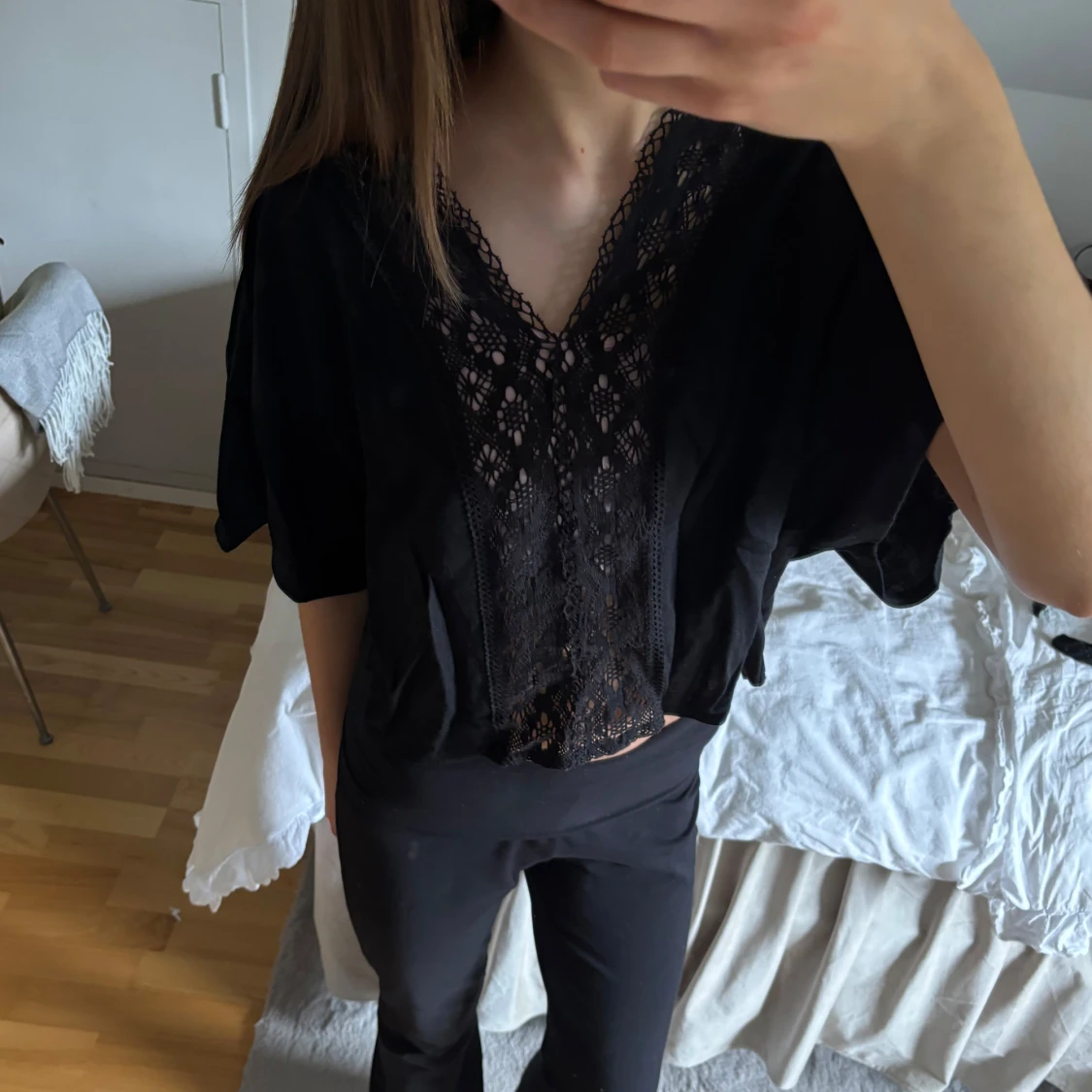 Svart blus med spetsdetaljer