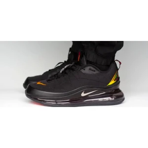 Nike Air Max 720 (MX 720-818) - Unika Nike Air Max sneakers i svart, kallas Black Magma. Skorna har en synlig Air Max-sula och en rund tå. Perfekta för en sportig look med en touch av färg. Nytt skick. Kan endast hittas på speciella sidor.