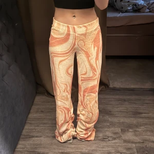 Coola byxor från Jaded London - Säljer dessa svincoola byxor från Jaded London! Dom är på tok för långa för mig och det är därför jag säljer dom. Lappen sitter kvar och har alltså aldrig använt dom (mer än att ha testat dom)😋Jag är typ 164 cm så byxorna borde passa nån som är typ 170 om inte längre!😁 Skriv jättegärna om ni har några frågor!