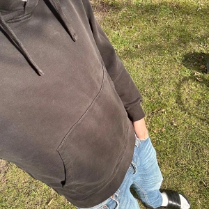 Svart hoodie från Stone Island - Säljer en stilren svart hoodie från Stone Island. Hoodin är lite sol bränd men det gör den snyggare. Den har inga skador. Den är äkta!  Storlek M. Nypris är tunt 3000