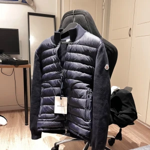 Moncler cardigan - Sjukt fet moncler cardigan i storlek M | passar S ca 175-185 beroende på vad man väger | helt ny tags kvar | qr samt nfc scan | marinblå | för mer info skriv privat!