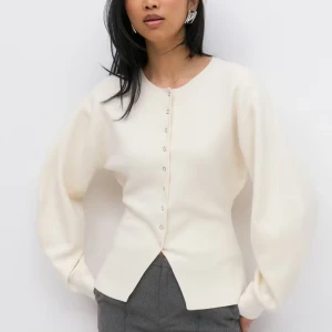 Beige kofta från Gina Tricot - Säljer jättefin ny kofta från Gina Tricot med knappar framtill. Normal i storleken💕