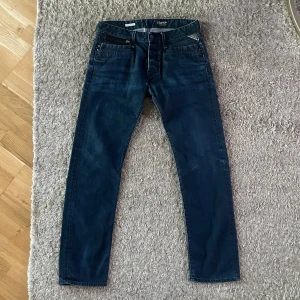 Blåa replay jeans raka 31/32 - Ett par replay i jätte bra skick , storlek 31/32 säljes för att dom e för små! Om man vill ha mer bilder eller har frågor är det bara o skriva. Priset kan diskuteras vid snabbt köp!