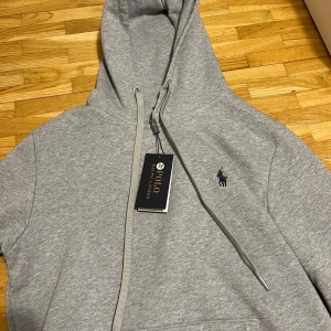 Polo hoodie - Helt ny, passade inte mig därför säljs den. Sitter som Xs.