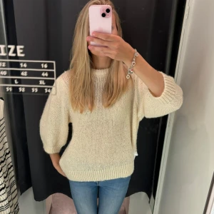 Gul stickad tröja kortärmad💛 - Såå fin gul tröja från VILA, väldigt liten i storleken (L) dock passar mig som vanligtvis har XS-S och ibland M i tröjor💛 Köpt i sommras och så fin nu till våren+sommaren (har en lite smink fläck som inte syns (kolla bild 3 och 5)❤️‍🔥