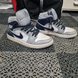 Jordans 1 - Nyskick❗️Gråa jordans 1or.Kan tvätta innan jag skickar dom.storlek 40.nypris 1500.Har ej box kvar då jag skickade en annan grej i den.