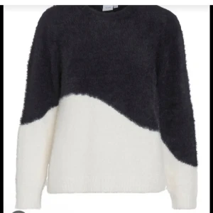 Trendig tröja!!! - Säljer nu denna fina tröja till bra pris, strl 36 vilket motsvarar mer S än m!! Superfint skick och endast använd 1 gång. ❤️