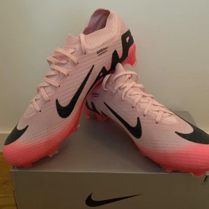 Nike metcurial Air Zoom 15 Elite - Snyggaste färgen i mercurial 15 listan och en perfekt sko för alla positioner då den är gjord för snabbhet, passningar och avslut. (Påse ingår ej)