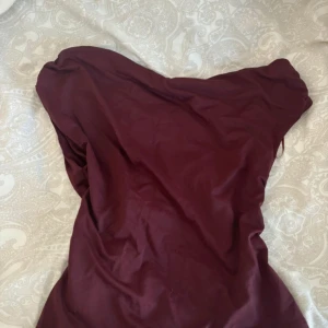vinröd topp - asymmetrisk vinröd topp från Gina Tricot💋aldrig använd