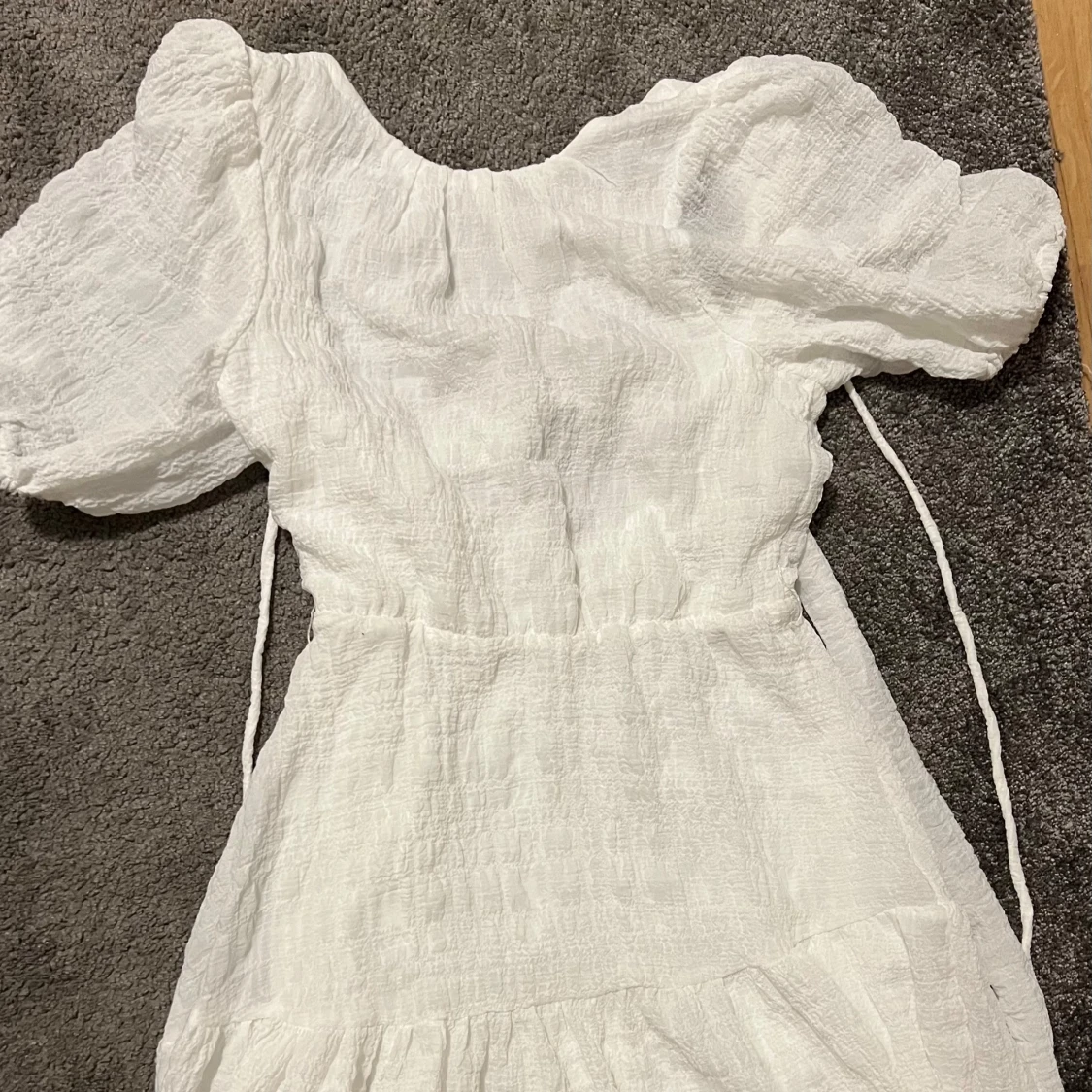Vit klänning med puffärmar - 1