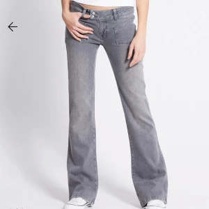 Grå bootcut jeans - Snygga grå bootcut jeans med låg midja och dubbla knappar. De har framträdande fickor och en klassisk jeanslook. Använt fåtal gånger. Storlek S i full length, passar mig jätte bra som är 170