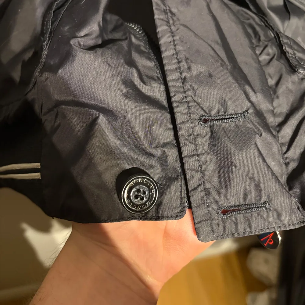 En riktigt fet moncler ”delonix” field jacket! Fint skick förutom att en knapp saknas men inget man tänker på, se sista bild. Passar M-L. Hör av er vid frågor! . Takit.