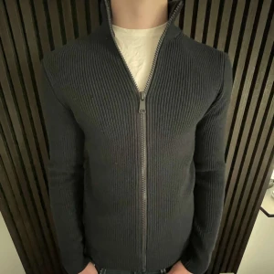 Full zip  - Hej säljer nu denna tvär snygga full zip som är i storlek small och färgen marinblå. Märket är okänt men den är köpt i Italien i somras för 899kr. Modellen på bilden är 180. Skick 10/10 aldrig använd. Kom dm för mer frågor 🙌